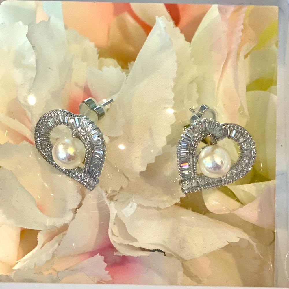 Sparking heart shaped earrings with a faux Pearl